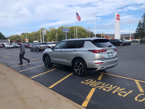 Used 2024 Mitsubishi Outlander SE image 3