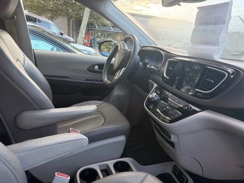 Used 2017 Chrysler Pacifica Touring FWD image 13