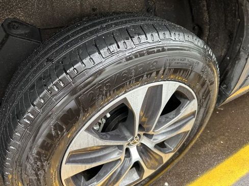 Used 2023 Toyota Highlander XLE image 17