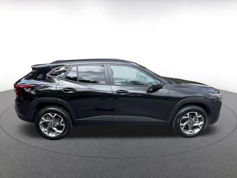 Used 2025 Chevrolet Trax LT w/ LT Convenience Package FWD image 16
