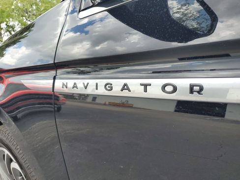 Used 2025 Lincoln Navigator L Reserve AWD/4WD image 7