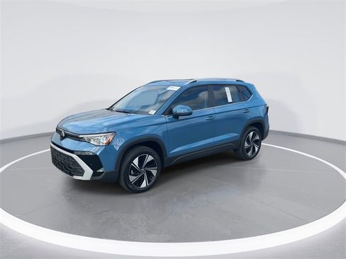 Used 2025 Volkswagen Taos SE image 3