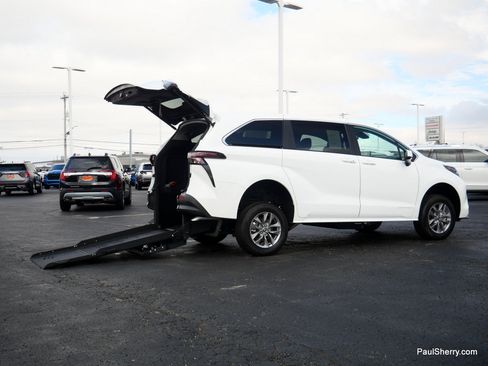 New 2026 Toyota Sienna LE FWD image 12