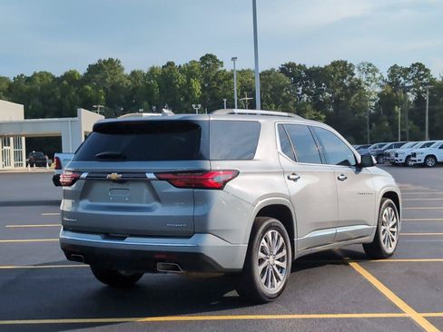 Used 2023 Chevrolet Traverse Premier FWD image 6