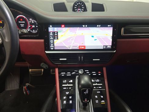 Used 2019 Porsche Cayenne Turbo image 6