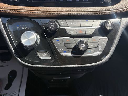 Used 2017 Chrysler Pacifica Limited FWD image 13