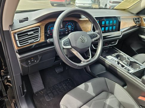 Used 2025 Volkswagen Atlas SE AWD/4WD image 12