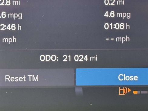 Used 2025 Volvo XC40 B5 Plus image 24