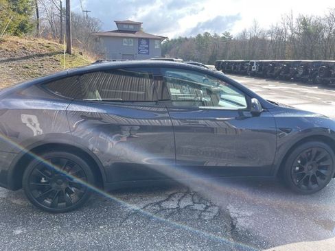 Used 2024 Tesla Model Y Long Range AWD/4WD image 6