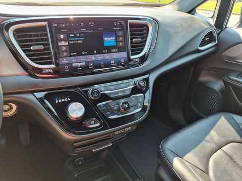 Used 2025 Chrysler Pacifica Select FWD image 22