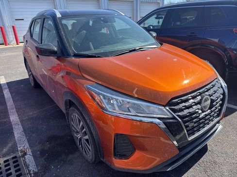Used 2023 Nissan Kicks SV image 2