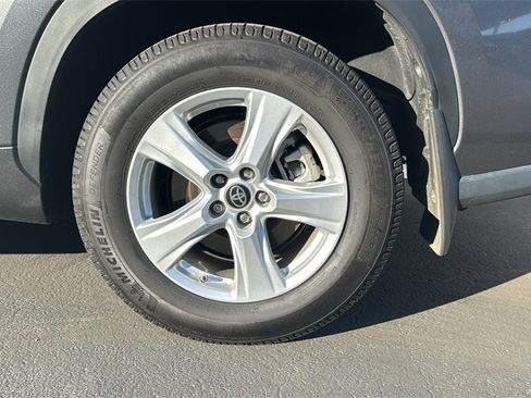 Used 2024 Toyota Highlander LE image 8