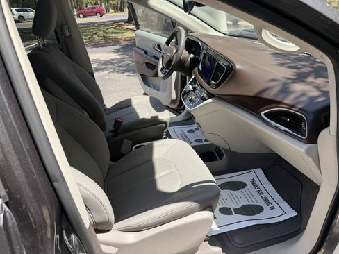 Used 2017 Chrysler Pacifica Touring FWD image 18