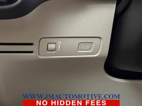 Used 2022 Volvo XC40 T5 Momentum w/ Climate Package image 36