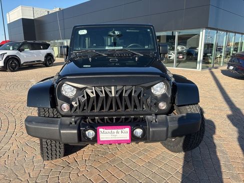 Used 2017 Jeep Wrangler Unlimited Sahara w/ Connectivity Group AWD/4WD image 2
