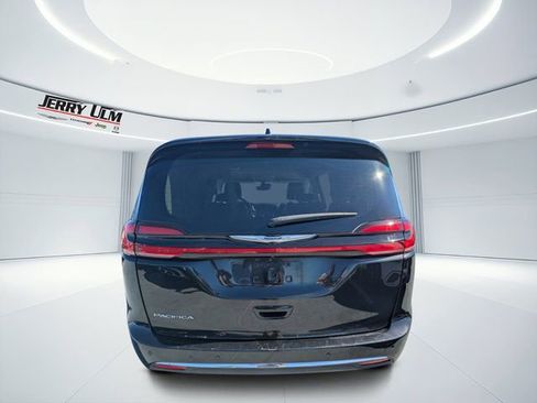 Used 2023 Chrysler Pacifica Touring-L image 4