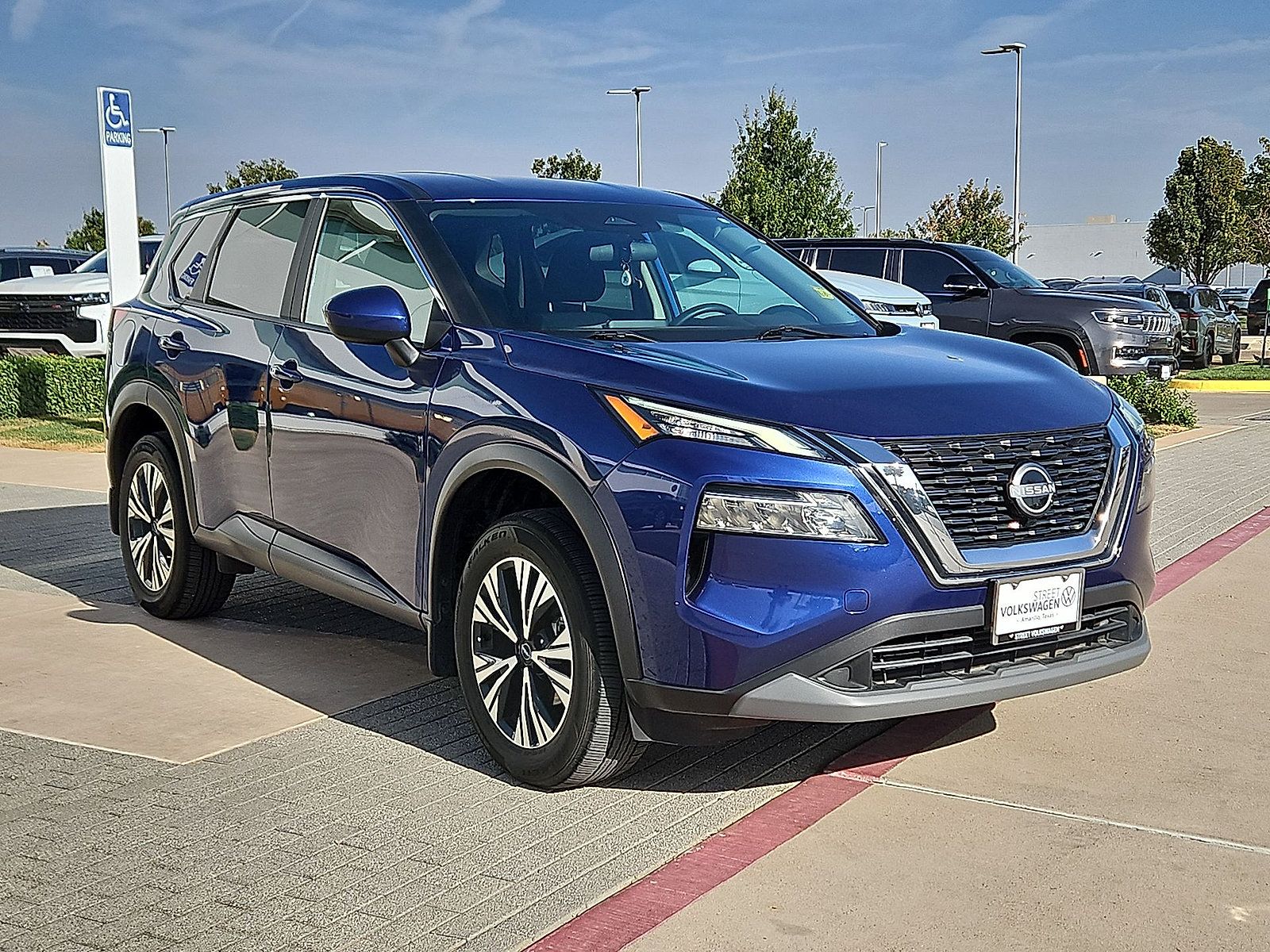 Used 2023 Nissan Rogue SV FWD image 2