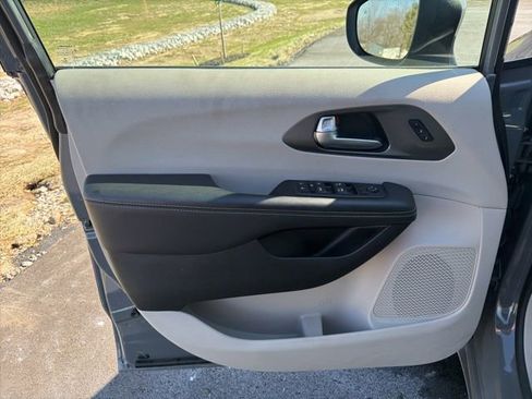 Used 2023 Chrysler Pacifica Touring-L FWD image 23