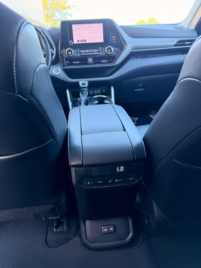 Used 2023 Toyota Highlander XLE AWD/4WD image 18