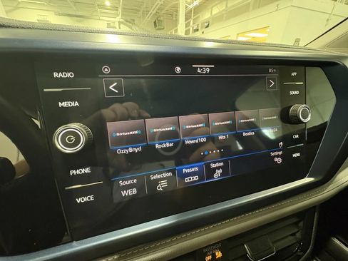Used 2024 Volkswagen Taos SE w/ Panoramic Sunroof Package FWD image 20