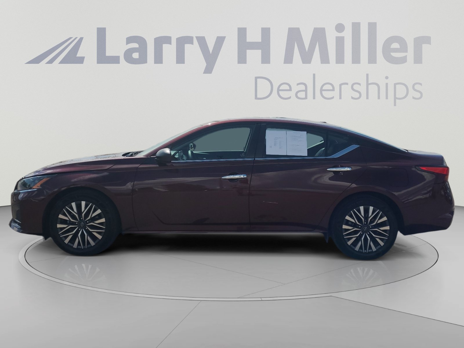 Used 2024 Nissan Altima 2.5 SV FWD image 2