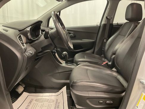 Used 2020 Chevrolet Trax LT w/ LT Convenience Package image 13
