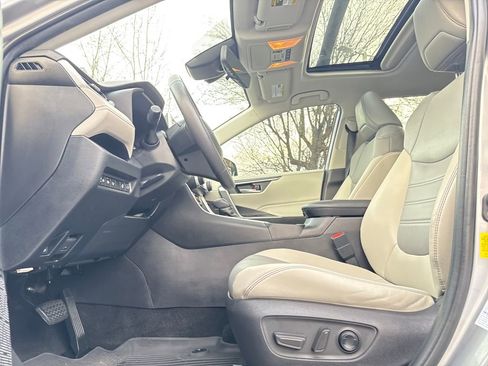 Used 2021 Toyota RAV4 XLE Premium image 11