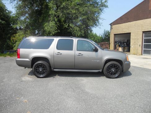 Used 2011 GMC Yukon XL SLT w/ SLT-2 Equipment Package AWD/4WD image 51