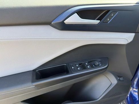 Used 2024 Volkswagen Taos SE w/ Panoramic Sunroof Package image 12