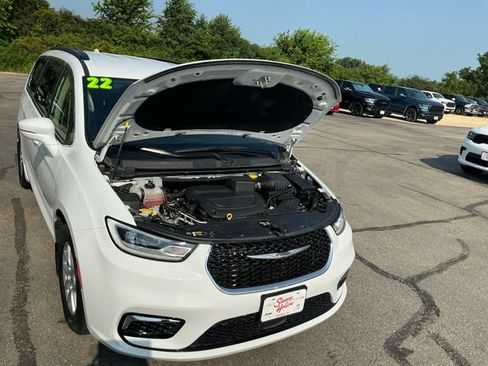Used 2022 Chrysler Pacifica Touring-L FWD image 11