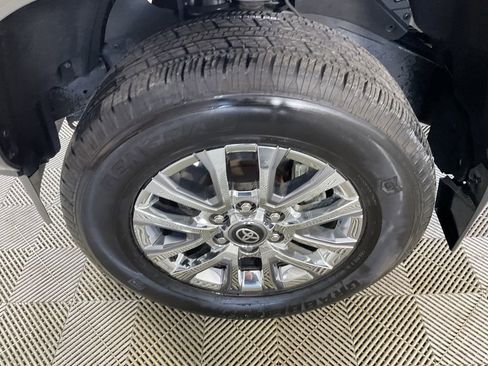 Used 2025 Toyota Tacoma Limited image 5