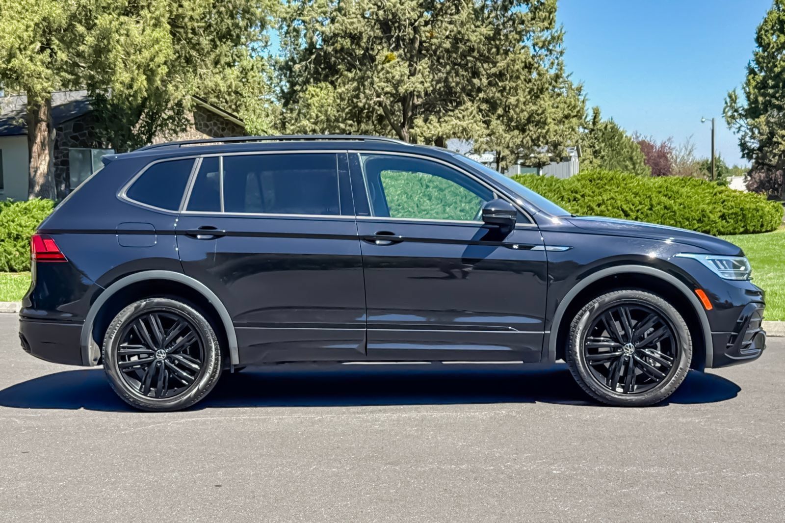 Used 2022 Volkswagen Tiguan SE R-Line AWD/4WD image 3