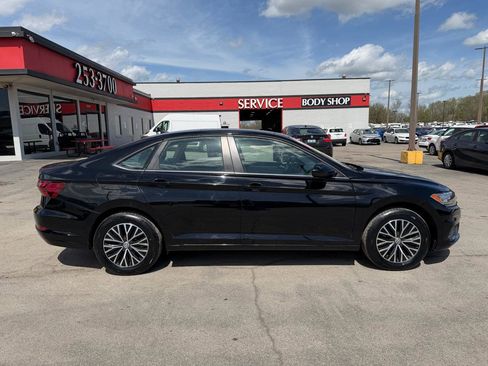 Used 2020 Volkswagen Jetta SE image 2