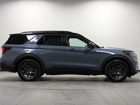 Used 2025 Ford Explorer ST image 3