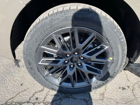 New 2026 Ford Expedition Max Platinum image 9