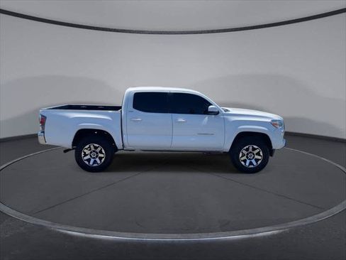 Certified 2022 Toyota Tacoma SR5 AWD/4WD image 2
