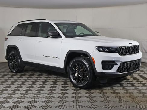 Used 2024 Jeep Grand Cherokee Altitude image 2