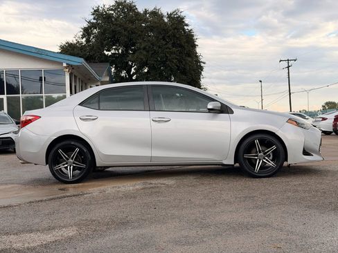 Used 2018 Toyota Corolla LE image 2