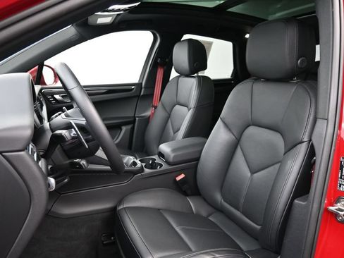 Certified 2025 Porsche Macan AWD/4WD image 5