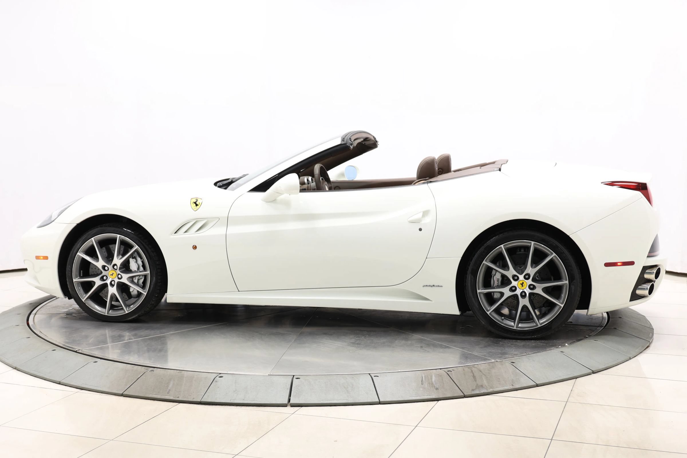 Used 2010 Ferrari California RWD image 10