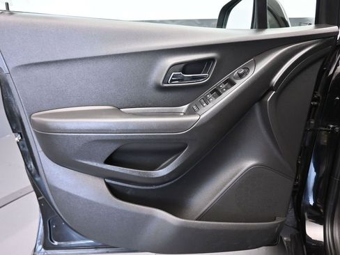 Used 2020 Chevrolet Trax LT w/ LT Convenience Package image 9
