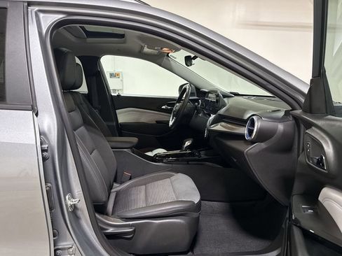 Used 2024 Chevrolet Trax LT w/ Sunroof Package image 22