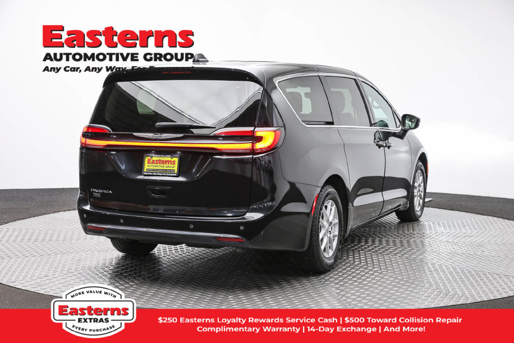 Used 2023 Chrysler Pacifica Touring-L FWD image 6