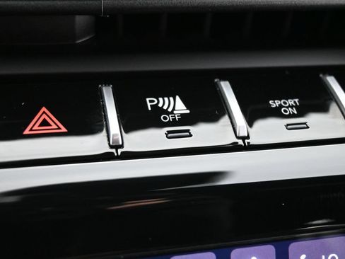 Used 2025 Jeep Grand Cherokee Altitude RWD image 15