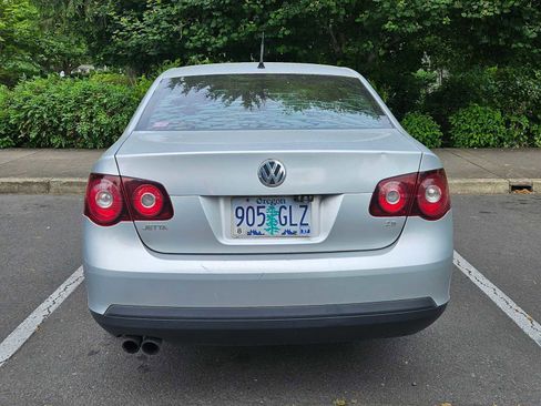 Used 2010 Volkswagen Jetta SE FWD image 4