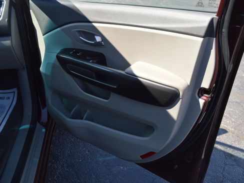 Used 2017 Kia Sedona LX FWD image 21