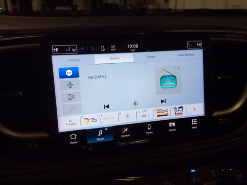 Used 2024 Chrysler Pacifica Touring-L image 26