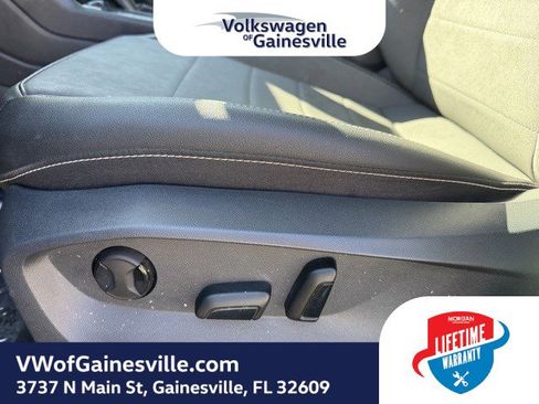 Certified 2024 Volkswagen Taos SE image 17