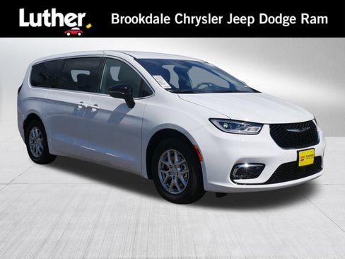 New 2026 Chrysler Pacifica Select image 1