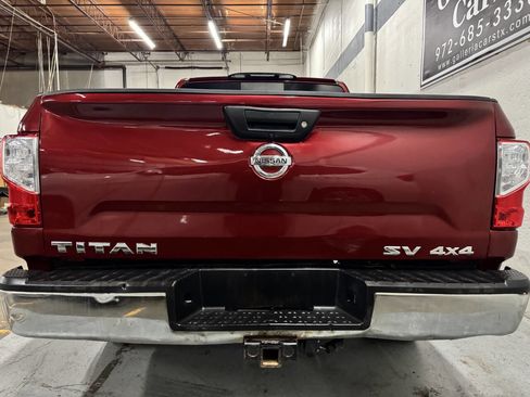 Used 2018 Nissan Titan SV image 5